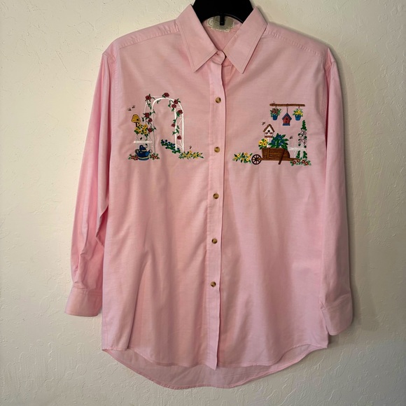 Vintage Mandal Bay Embroidered Button Up Shirt S/M Pink Garden Birdhouse 90s Y2K - Picture 2 of 13